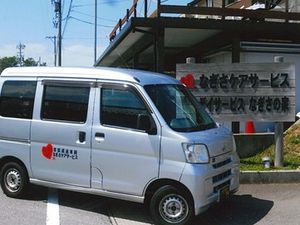 施設前の送迎車  