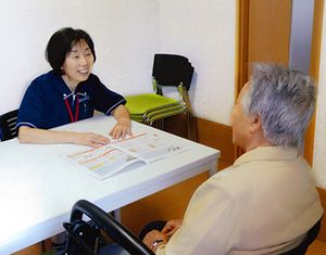 テーブルで談笑する部屋