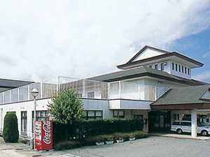外観と車寄せの建物正面  