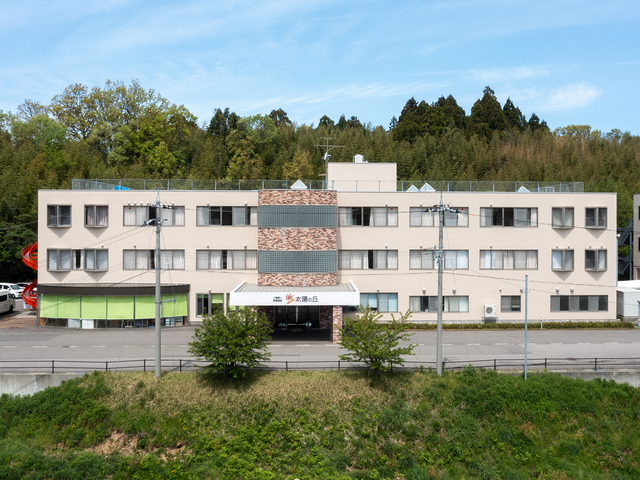 三階建ての外観 外観 広々とした敷地に立地しており、周囲は自然に囲まれています。職場環境として魅力的です。