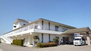 広々とした建物の外観  