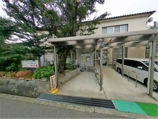 木々に囲まれた玄関  