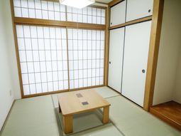 和室の明るい居室