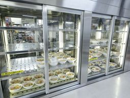 清潔な食事準備の風景