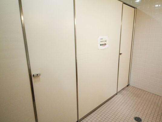清潔な洗面所の扉