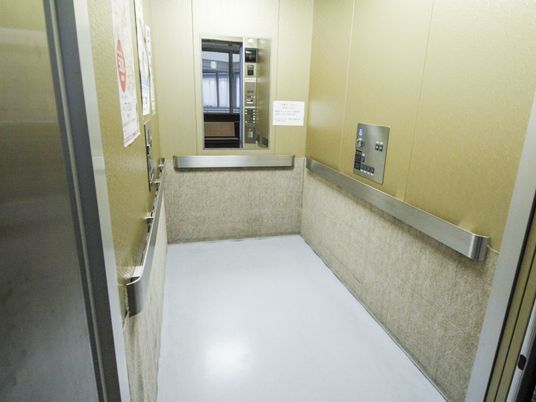 廊下の端にあるエレベーター