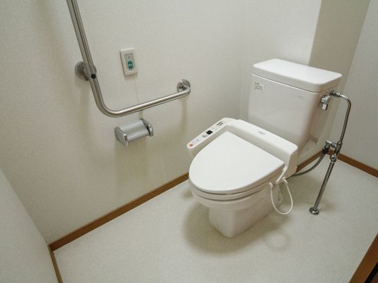 バリアフリー設計のトイレ
