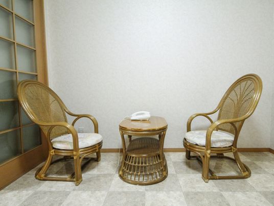 籐製の椅子とテーブルがある休憩所