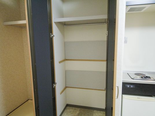 収納とキッチンの一角