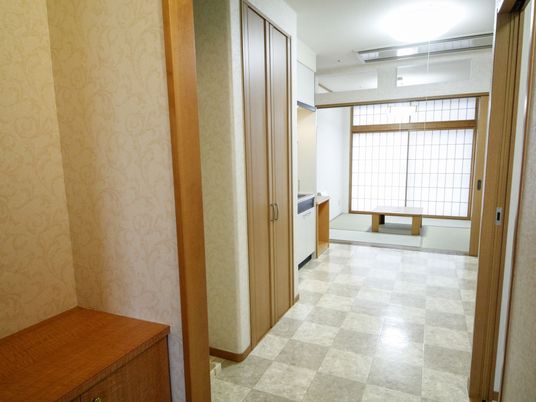 和室のある清潔な廊下