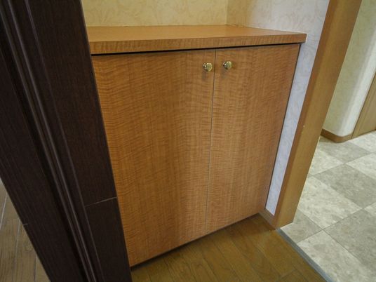 廊下にある木製キャビネット
