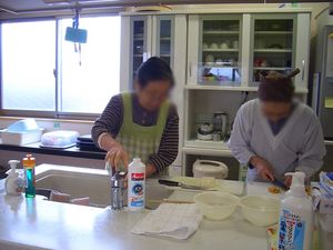 調理をする様子のキッチン