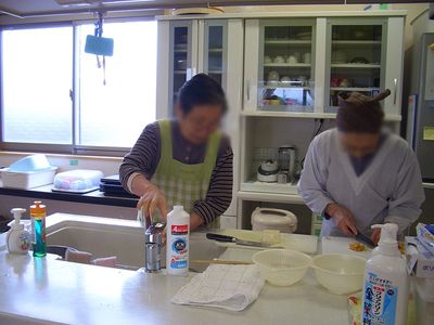 調理をする様子のキッチン