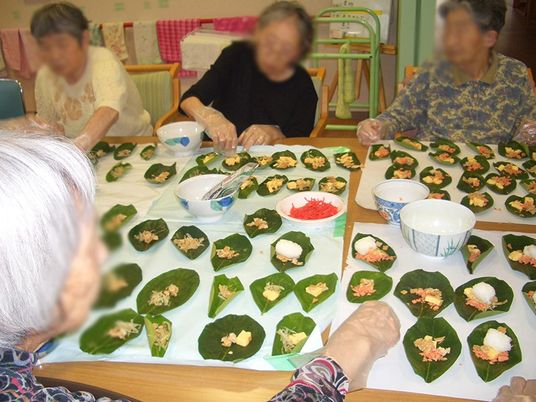料理を楽しむ様子の部屋