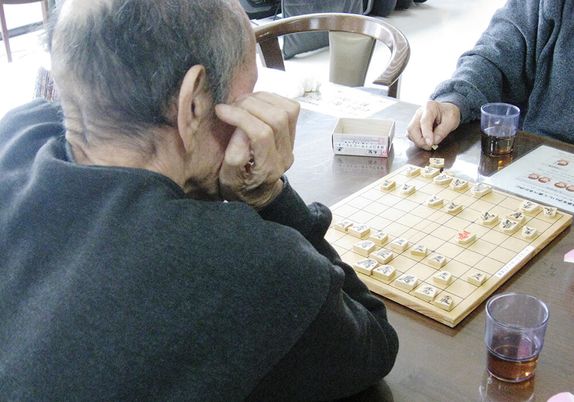 集中する男性たちの様子