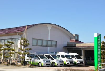 施設外観の駐車スペース