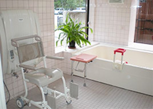 介助用椅子がある浴室