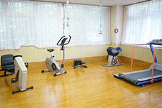 自然光が入る部屋の機能訓練室