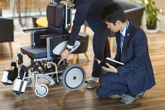 車椅子の確認中の様子