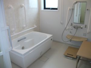 手すり付き浴室  