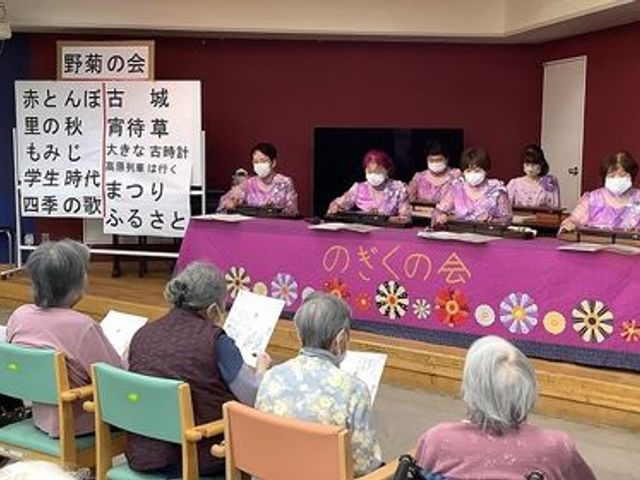 演奏会があるラウンジ ラウンジ 地域の文化を楽しむ演奏会があり、和やかな雰囲気です。居住者の交流が深まります。