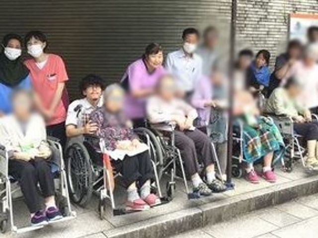 皆が集う空間 スタッフイメージ スタッフと利用者の皆様が仲良く過ごしています。温かい雰囲気が伝わります。