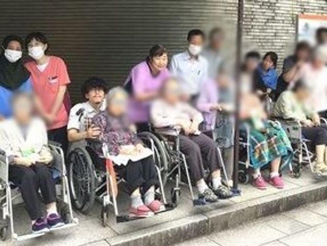 皆が集う空間 スタッフイメージ スタッフと利用者の皆様が仲良く過ごしています。温かい雰囲気が伝わります。