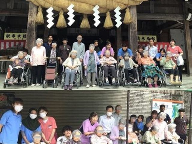 多くの利用者とスタッフ スタッフイメージ 多数の利用者とスタッフが集まり、和やかな交流が行われています。明るい雰囲気で一体感を感じられます。