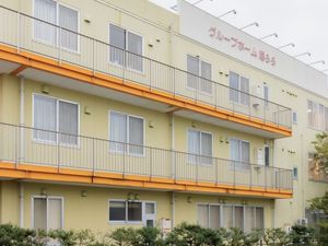 明るい建物の外観