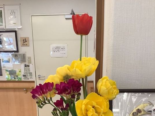 花の飾りがある廊下  