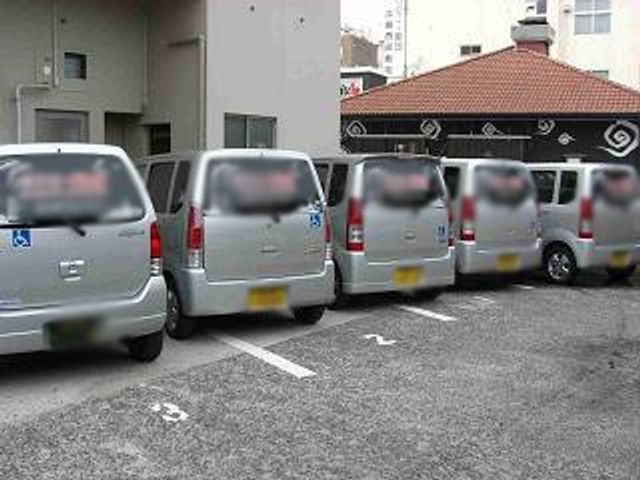 複数の福祉車両駐車エリア 外観 福祉車両が駐車されたスペースです。車椅子での移動も考慮された設計になっています。