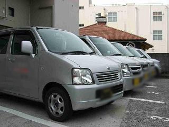 駐車場の車両 外観 施設の駐車場には、複数の車両が整然と並んでいます。スタッフも利用しやすい環境です。