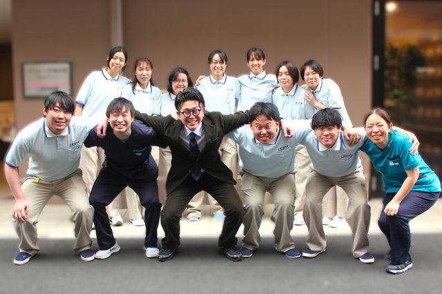 スタッフイメージ スタッフイメージ 笑顔のスタッフたちが和やかな雰囲気を作り出しています。働きやすい職場環境です。