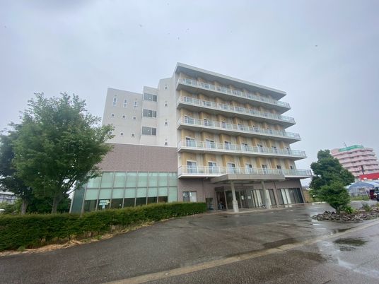 広い建物の外観