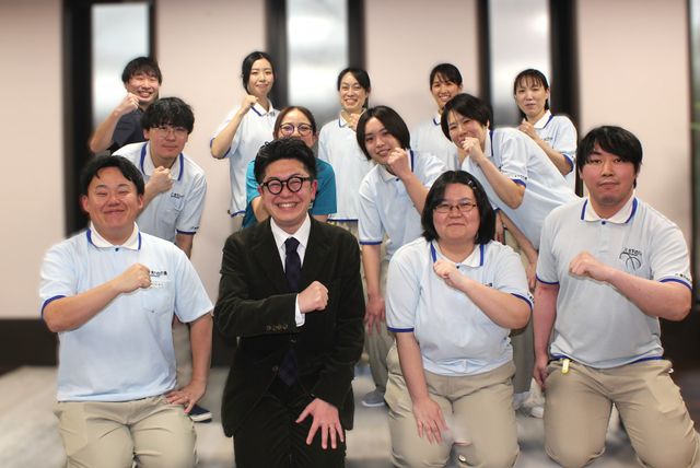 スタッフの集合写真 スタッフイメージ 親しみやすい雰囲気のスタッフが揃っています。チームで協力しながら働く環境です。