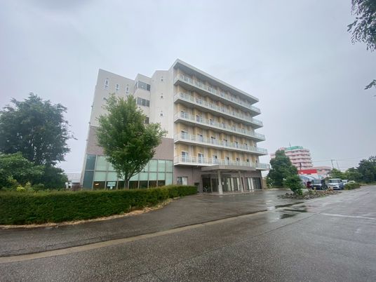 広い建物の外観