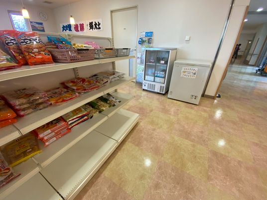 商品が並ぶ廊下