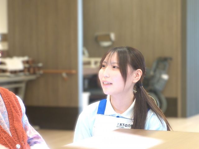 対話するスタッフと入居者 内観 温かい雰囲気の中、スタッフがご利用者様と親身に会話をしている様子が伺えます。施設でのコミュニケーションに力を入れています。