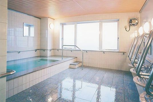 白いタイル壁の浴室