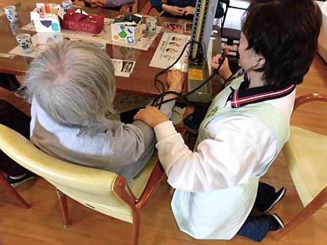 健康チェックの様子 ラウンジ   明るい空間で健康チェックを行う様子です。和やかで安心できる環境が整っています。