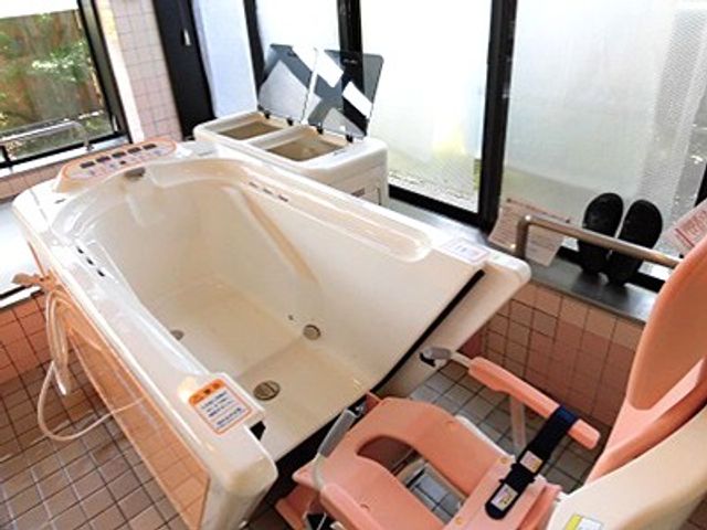 明るい浴室の内部 浴室 自然光が差し込む明るい浴室です。快適な入浴をサポートする設備が整っています。