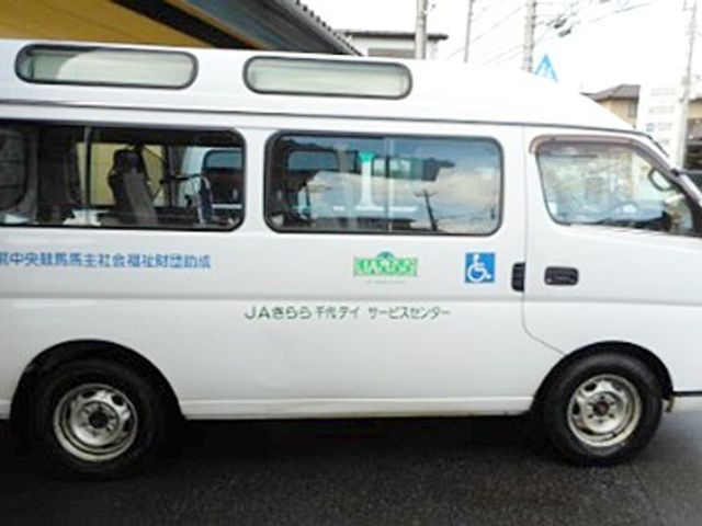 送迎用の車両 外観 車両には車椅子マークがあり、乗降しやすい仕様です。移動支援に関心がある方に適しています。