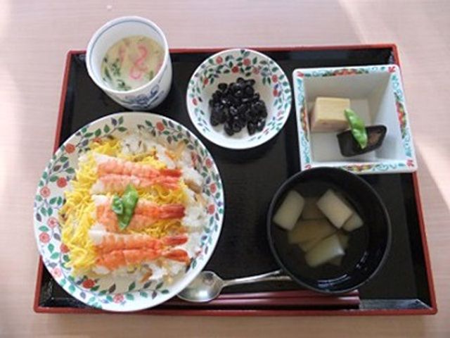 華やかな料理の食堂 食堂 季節の食材を使った彩り豊かな食事を提供しています。見た目も楽しめる工夫がされています。