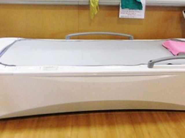 訓練用ベッドのある室内 機能訓練室 機能訓練室には最新の訓練用ベッドが設置されています。利用者の快適さに配慮した空間です。