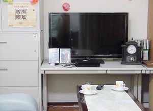 テレビとティーカップのある部屋
