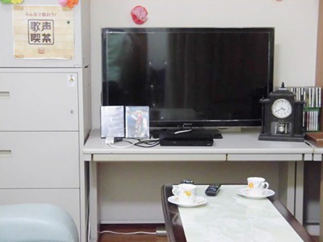 テレビとティーカップのある部屋 リビング 落ち着いたリビングで、ゆったりとした時間を過ごせます。テレビを見ながらのリラックスに最適です。