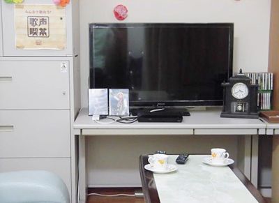 テレビとティーカップのある部屋