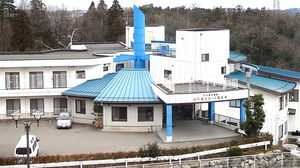 青い屋根の建物の外観