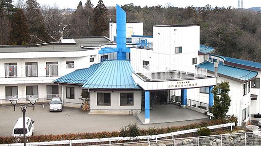 青い屋根の建物の外観