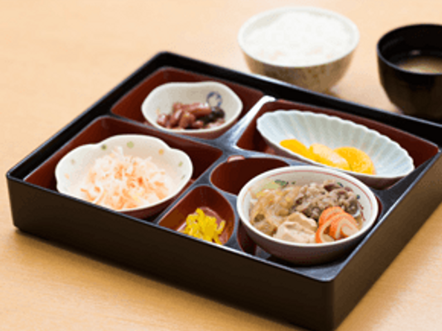 食事のトレイ 食堂 栄養バランスの取れた食事を提供しています。さまざまな料理が楽しめる食堂です。